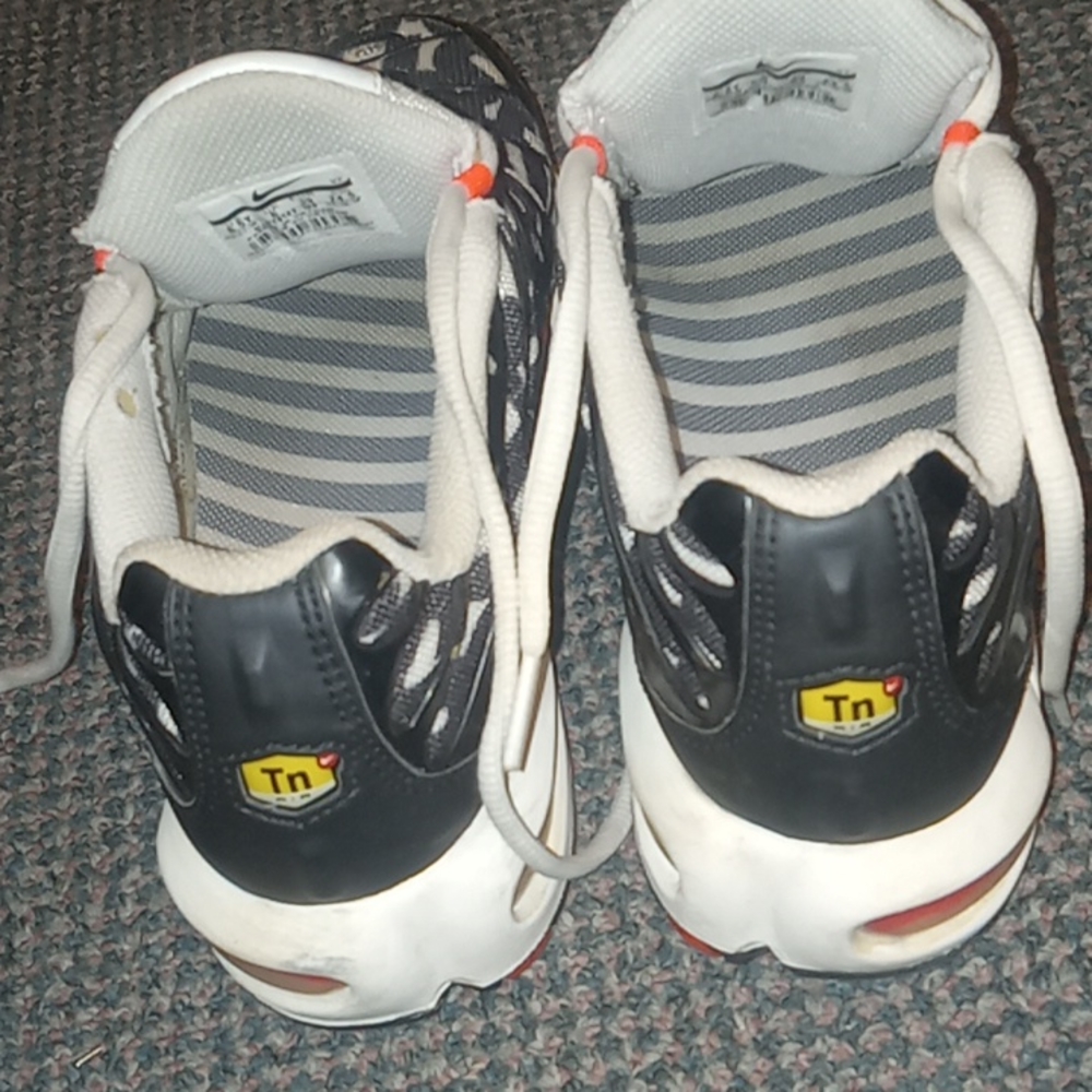 Nike Shoes - Picture 5 of 16